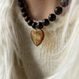 Collier perles chocolat / coeur caramel